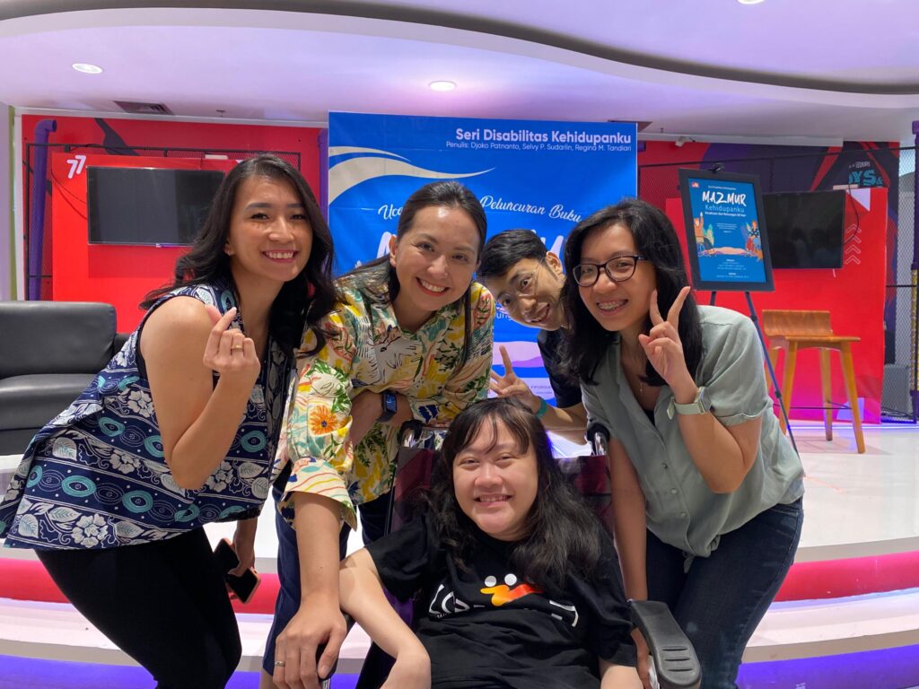 Penulis: Regina Megumi (duduk)